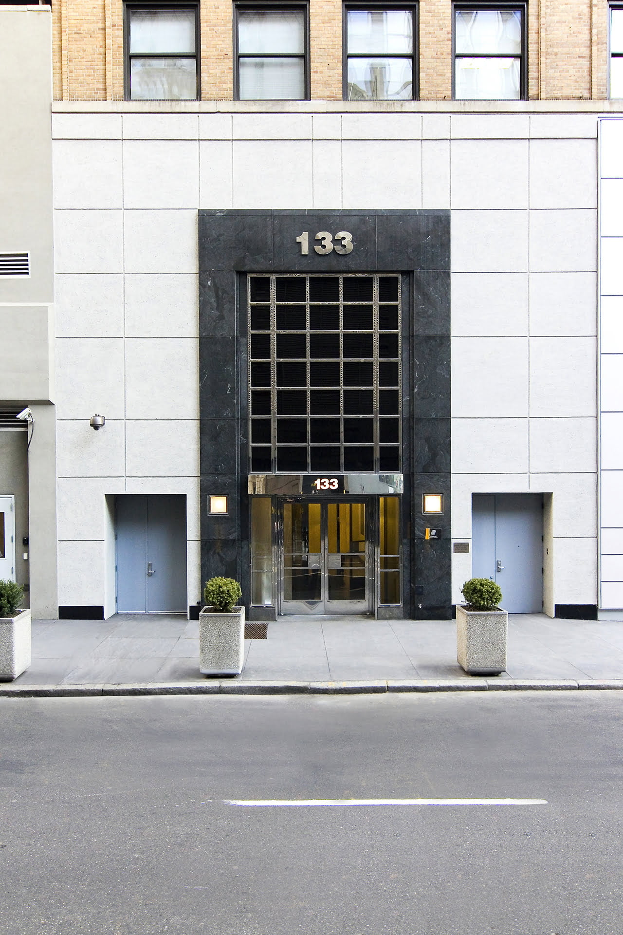Exterior entryway of 133 East 58th Street